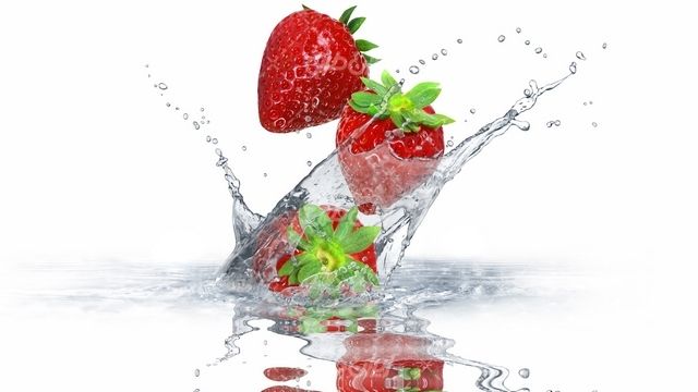 تصویر با کیفیت توت فرنگی همراه با میوه بهاری و پاشیده شدن آب