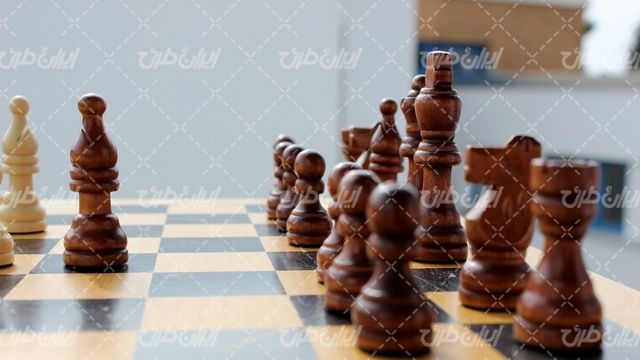 تصویر با کیفیت بازی شطرنج همراه با مهره شطرنج بازی شطرنج