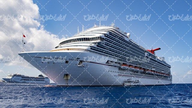 تصویر با کیفیت کشتی مسافربری همراه با کشتی تفریحی و دریا