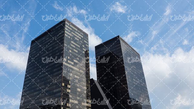تصویر با کیفیت آسمان خراش همراه با منظره زیبای برج های دو قلو