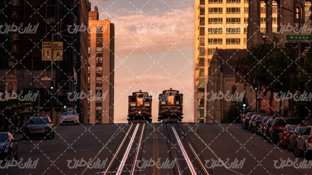 تصویر با کیفیت قطار شهری همراه با خیابان و ساختمان های شهر