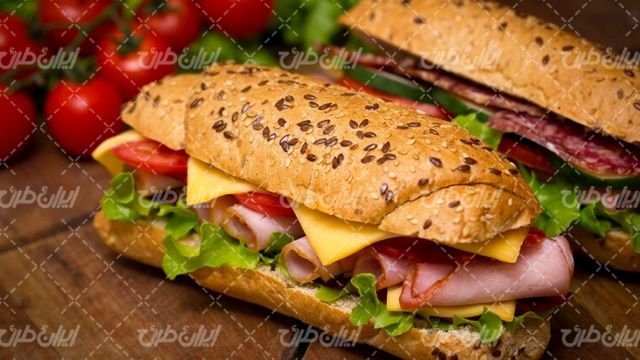 تصویر با کیفیت ساندویچ کالباس همراه با فست فود و اغذیه