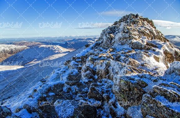 تصویر با کیفیت کوهستان همراه با برف و چشم انداز فصل زمستان