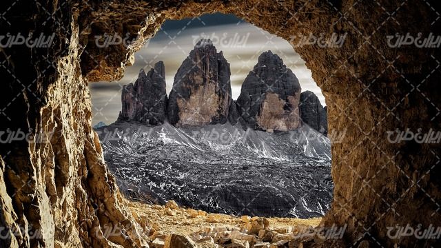 تصویر با کیفیت چشم انداز زیبای کوه همراه با غار و صخره