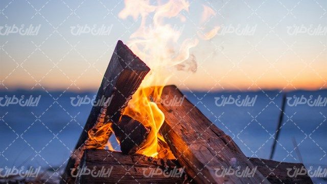 تصویر با کیفیت چشم انداز آتش همراه با چوب و شعله آتنش