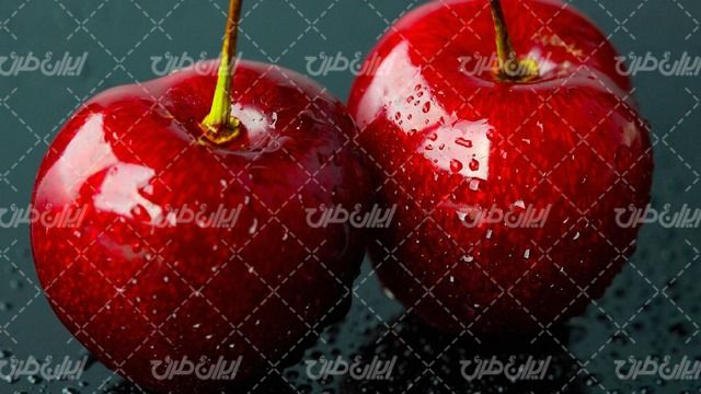 تصویر با کیفیت میوه همراه با گیلاس و قطره آب