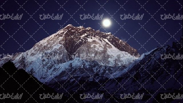 تصویر با کیفیت چشم انداز کوهستان همراه با کوه و برف
