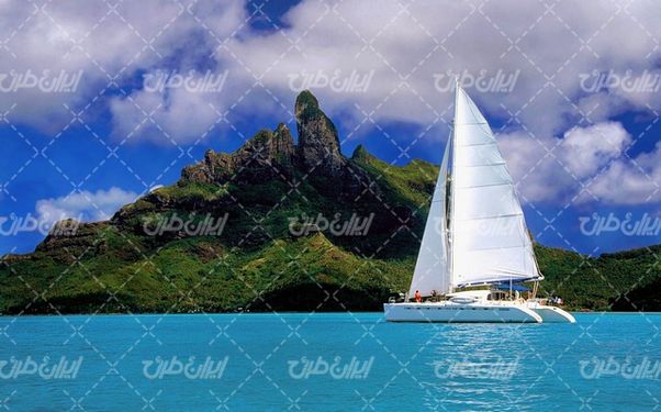 تصویر با کیفیت قایق تفریحی همراه با جزیره و چشم انداز
