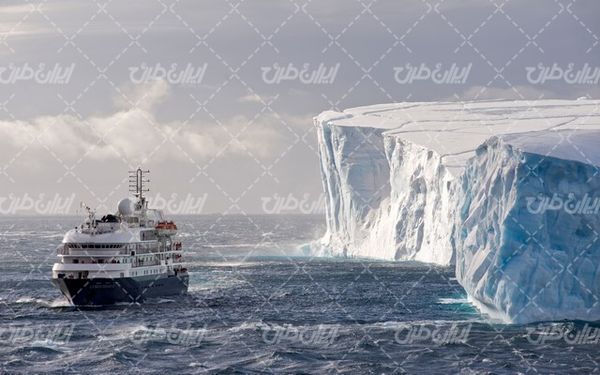 تصویر با کیفیت منظره زیبای کوه یخ همراه با دریا و کشتی
