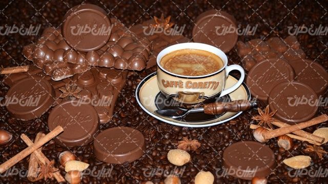 تصویر با کیفیت فنجان قهوه همراه با شکلات کاکائو و کافی شاپ