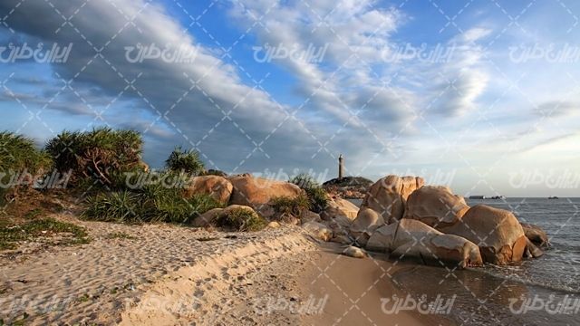 تصویر با کیفیت ساحل دریا همراه با آسمان آبی و ابر