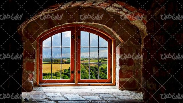 تصویر با کیفیت پنجره هلالی همراه با دیوار سنگی و چشم انداز