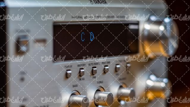 تصویر با کیفیت دستگاه پخش موسیقی همراه با تجهیزات دیجیتال