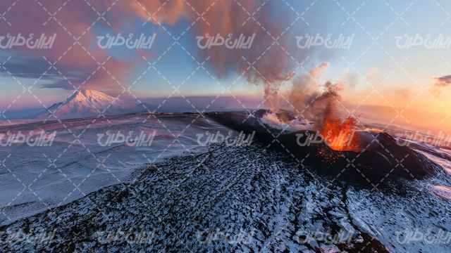 تصویر با کیفیت آتش فشان همراه با کوه آتشفشان و فصل زمستان