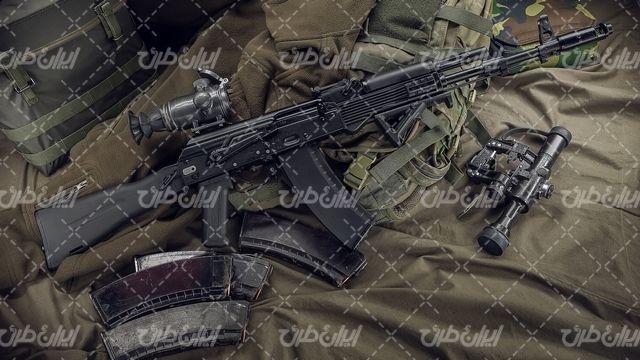 تصویر با کیفیت تفنگ دوربین دار همراه با اسلحه و تسلیحات نظامی