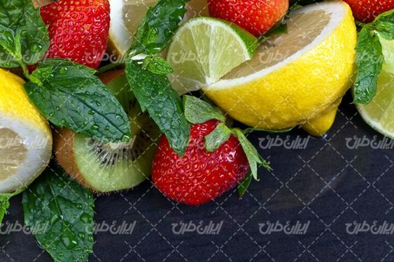تصویر با کیفیت میوه همراه با آب میوه طبیعی و لیمو شیرین