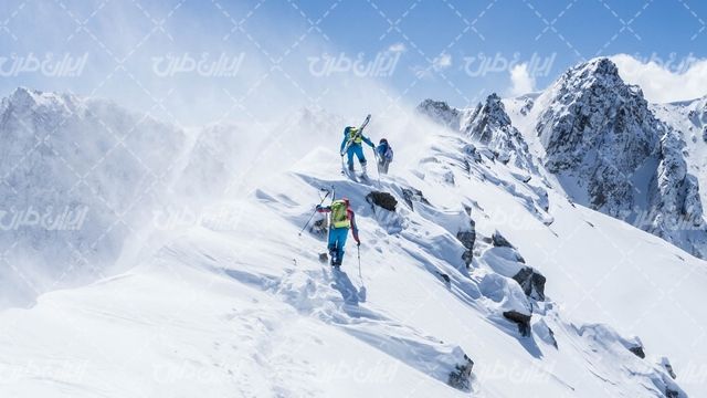 تصویر با کیفیت کوهنوردی همراه با فصل زمستان و برف
