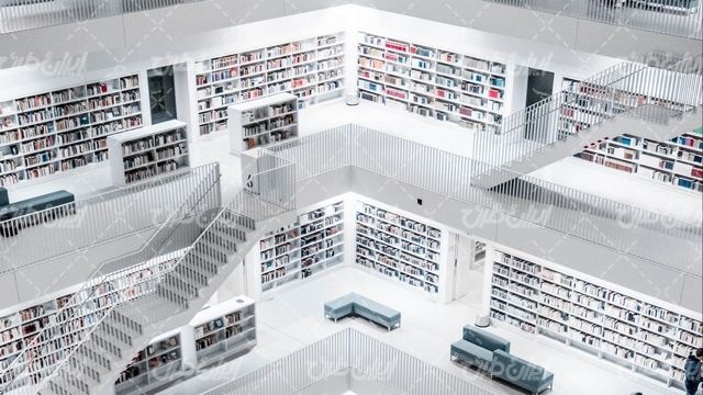 تصویر با کیفیت کتابخانه همراه با قفسه کتاب و پله