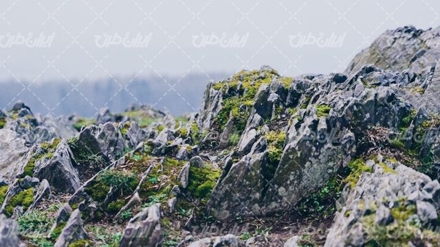 تصویر با کیفیت صخره همراه با کوه و منظره کوه سنگی