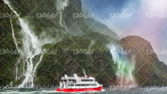 تصویر با کیفیت منظره همراه با چشم انداز زیبای طبیعت و کشتی تفریحی