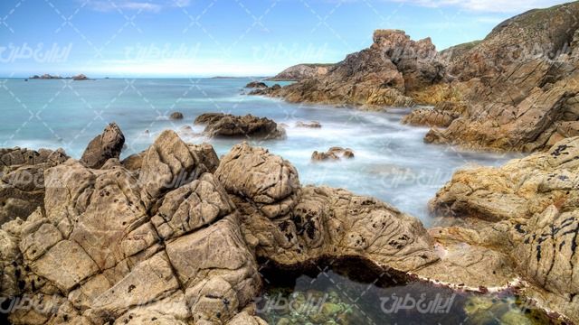 تصویر با کیفیت ساحل دریا همراه با منظره زیبای دریا و صخره