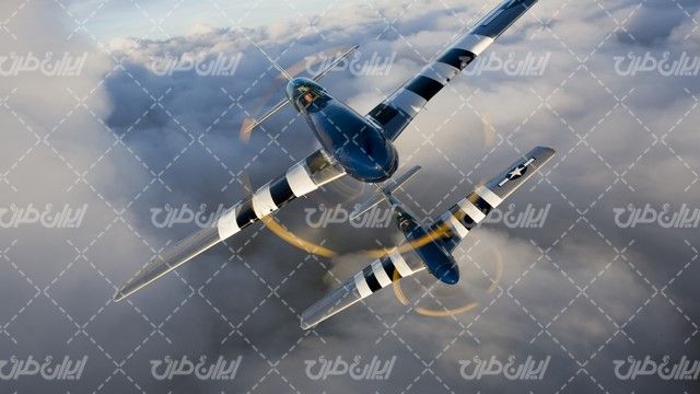 تصویر با کیفیت هواپیما همراه با آسمان ابری و پرواز