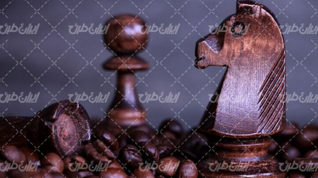 تصویر با کیفیت مهره شطرنج همراه با دانه قهوه و دون قهوه