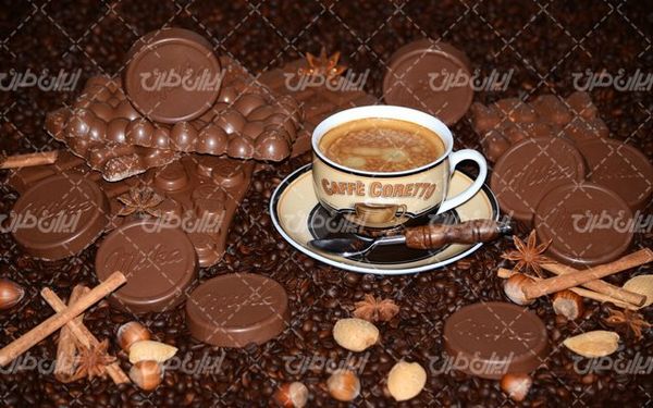 تصویر با کیفیت فنجان قهوه همراه با شکلات کاکائو و قهوه