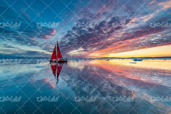 تصویر با کیفیت چشم انداز زیبای غروب آفتاب همراه با دریاچه و قایق