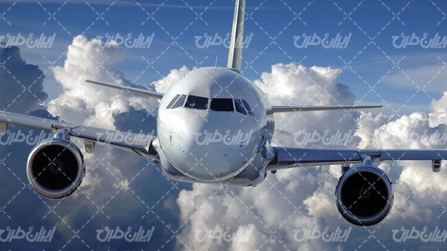 تصویر با کیفیت هواپیمای مسافربری همراه با آسمان ابری