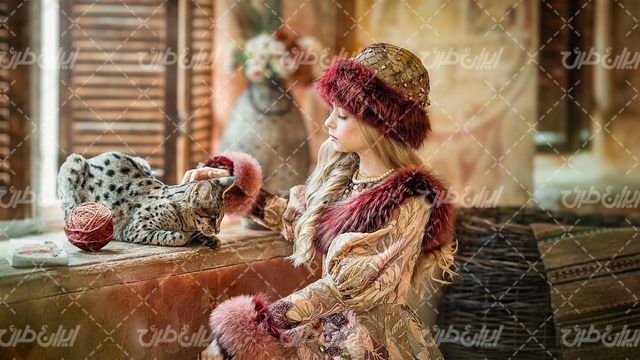 تصویر با کیفیت دختربچه همراه با گربه و حیوان خانگی