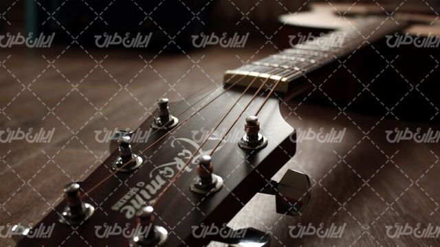 تصویر با کیفیت گیتار همراه با آلات موسیقی و تجهیزات موسیقی