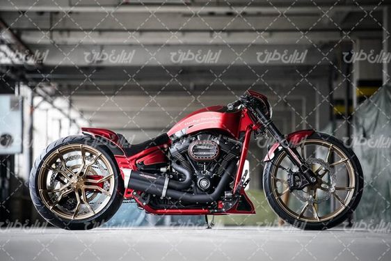 تصویر با کیفیت موتورسیکلت همراه با موتور سنگین