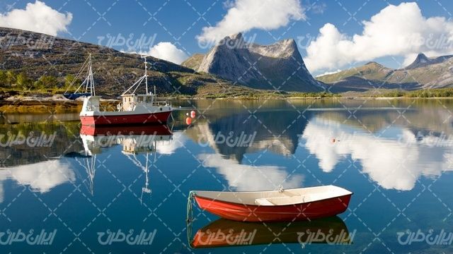 تصویر با کیفیت چشم انداز زیبای دریاچه همراه با چشم انداز کوه و قایق