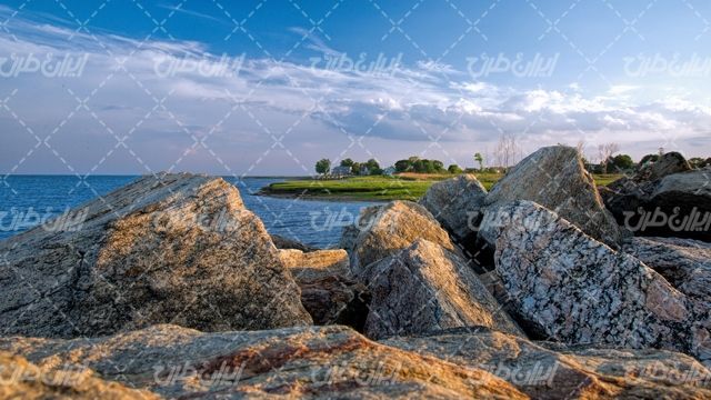 تصویر با کیفیت صخره همراه با ساحل دریا و چشم انداز زیبا