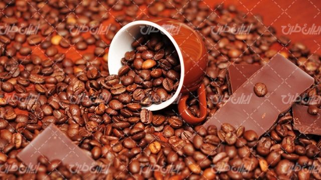 تصویر با کیفیت دون قهوه همراه با فنجان قهوه و دانه های قهوه