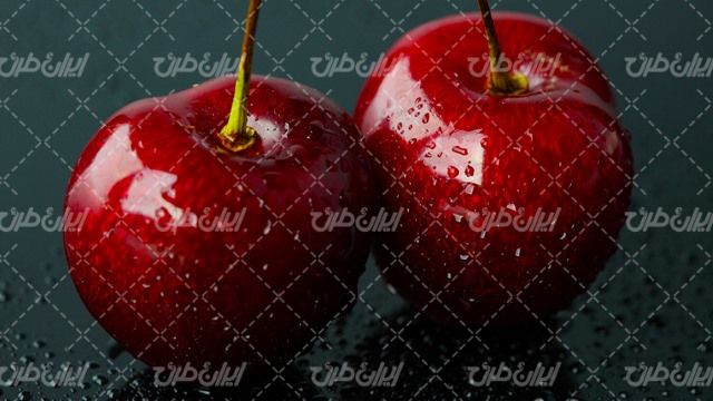 تصویر با کیفیت گیلاس همراه با میوه بهاری و آب میوه
