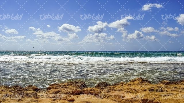 تصویر با کیفیت چشم انداز زیبای ساحل دریا همراه با موج دریا و منظره