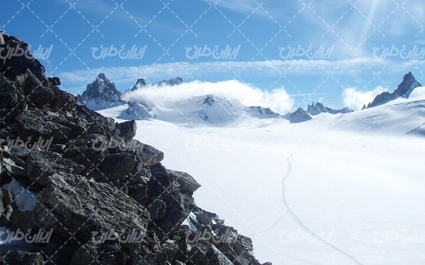 تصویر با چشم انداز زیبای کوهستان همراه با کوه و چشم انداز برفی