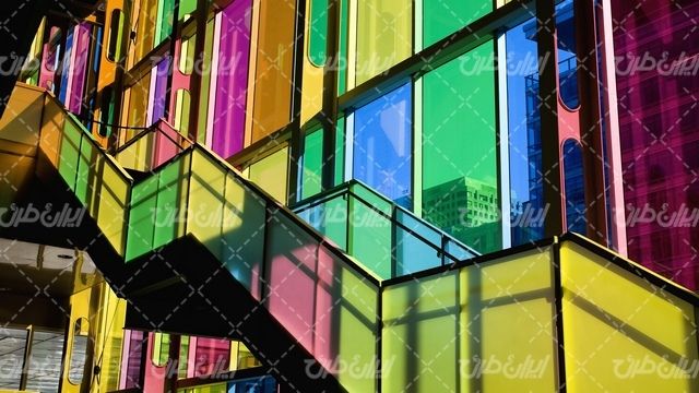 تصویر پنجره رنگی همراه با پس زمینه و تصویر زمینه