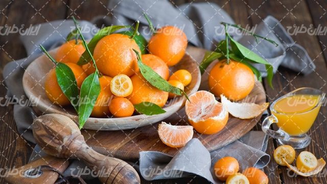 تصویر آب میوه همراه با آبمیوه طبیعی و پرتقال
