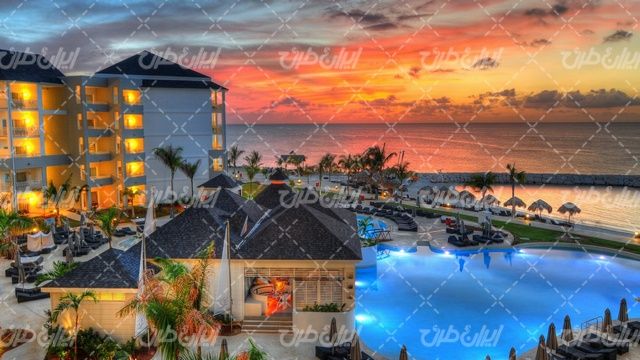 تصویر آب هتل ساحلی همراه با چشم انداز زیبای غروب آفتاب و دریا