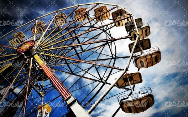 تصویر با کیفیت شهر بازی همراه با چرخ و فلک و تجهیزات شهر بازی