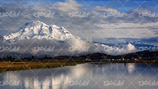 تصویر با کیفیت چشم انداز زیبای کوه همراه با دریاچه فصل زمستان