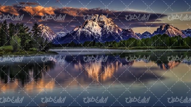 تصویر با کیفیت چشم انداز زیبای دریاچه همراه با غروب آفتاب و منظره کوه