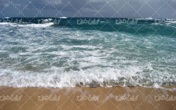 تصویر با کیفیت موج دریا همراه با ساحل دریا و منظره دریا