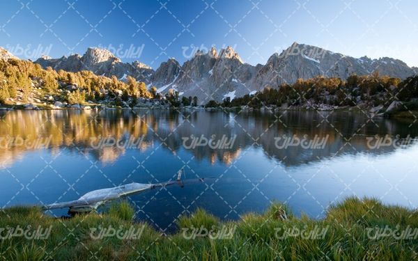 تصویر با کیفیت منظره زیبای دریاچه همراه با منظره زیبا و چشم انداز کوه