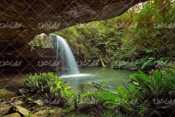 تصویر با کیفیت منظره زیبای آبشار همراه با چشم انداز و صخره