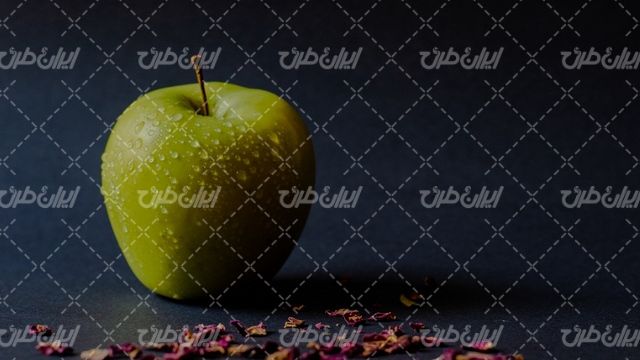 تصویر با کیفیت سیب همراه با میوه و آب میوه طبیعی
