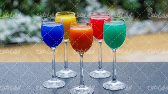 تصویر با کیفیت لیوان شیشه ای همراه با آب میوه و آبمیوه طبیعی